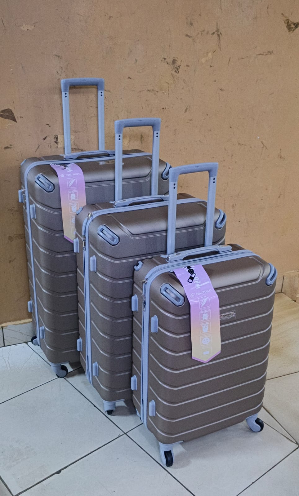 TRAVEL SMART AND ORGANISED✨✨3 in 1 Luxurious Fibre Suitcase*

▪️Zipper closure frame.
▪️360 Easy-glide spinner wheels. 
▪️Telescopic handle system locks in multiple levels to adapt.
▪️Compression stra