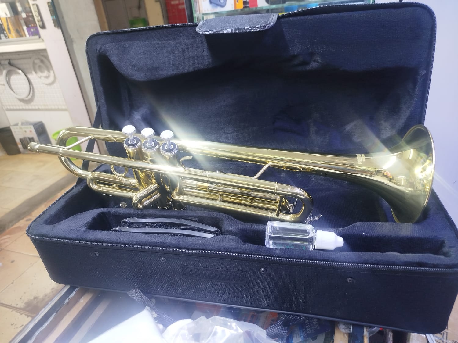 Professional Trumpet Set (Premier)– Gold Trumpe with Hard Case, 7C Mouthpiece, Valve Oil, gloves, strap– Ideal for Students & Band Performances