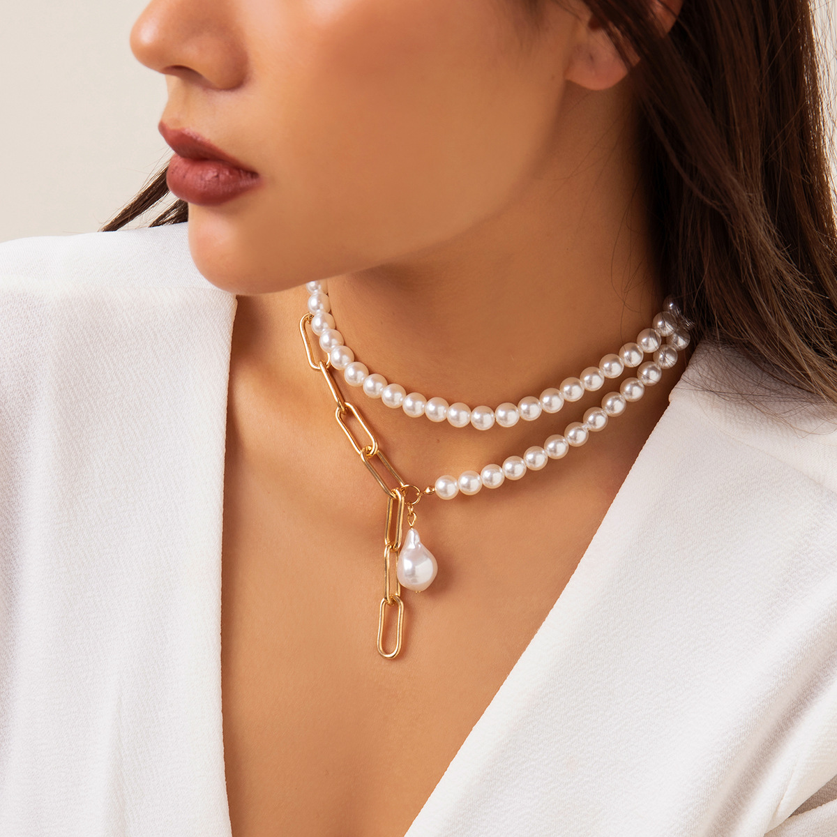 Minimalist French-style faux pearl choker necklace with a sweet yet edgy, niche heart-shaped pendant