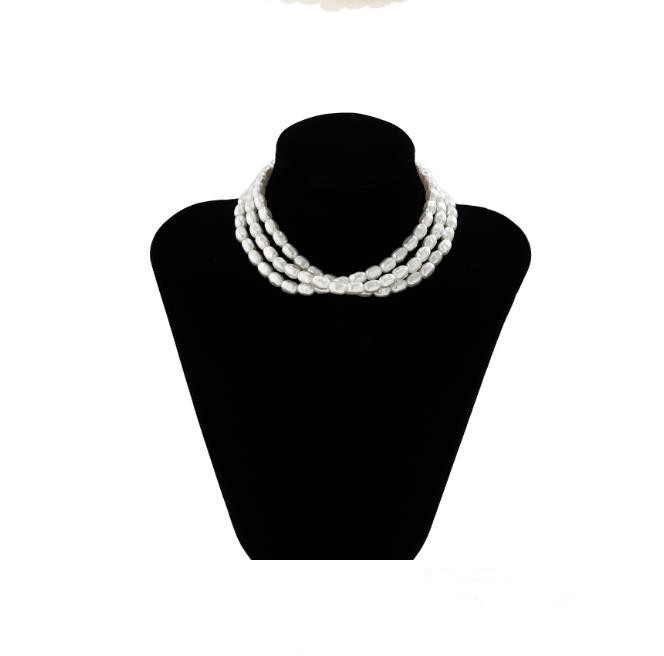 Minimalist French-style faux pearl choker necklace with a sweet yet edgy, niche heart-shaped pendant