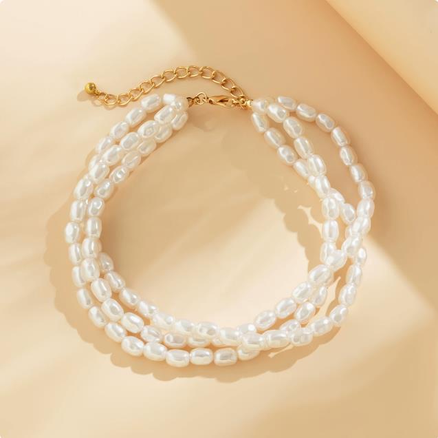 Minimalist French-style faux pearl choker necklace with a sweet yet edgy, niche heart-shaped pendant