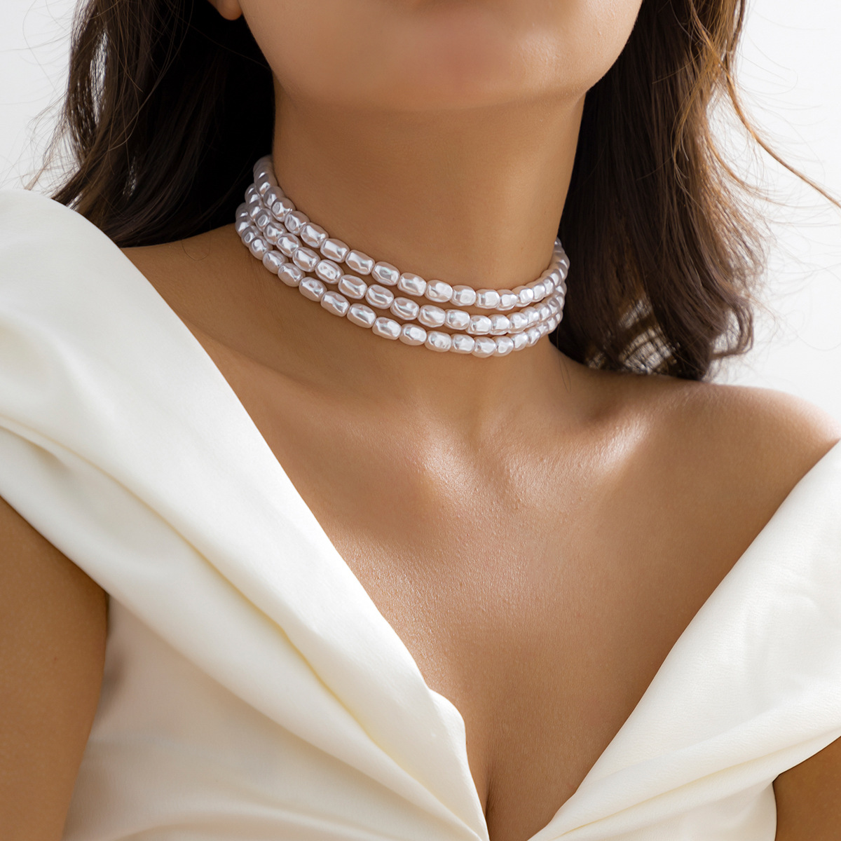 Minimalist French-style faux pearl choker necklace with a sweet yet edgy, niche heart-shaped pendant