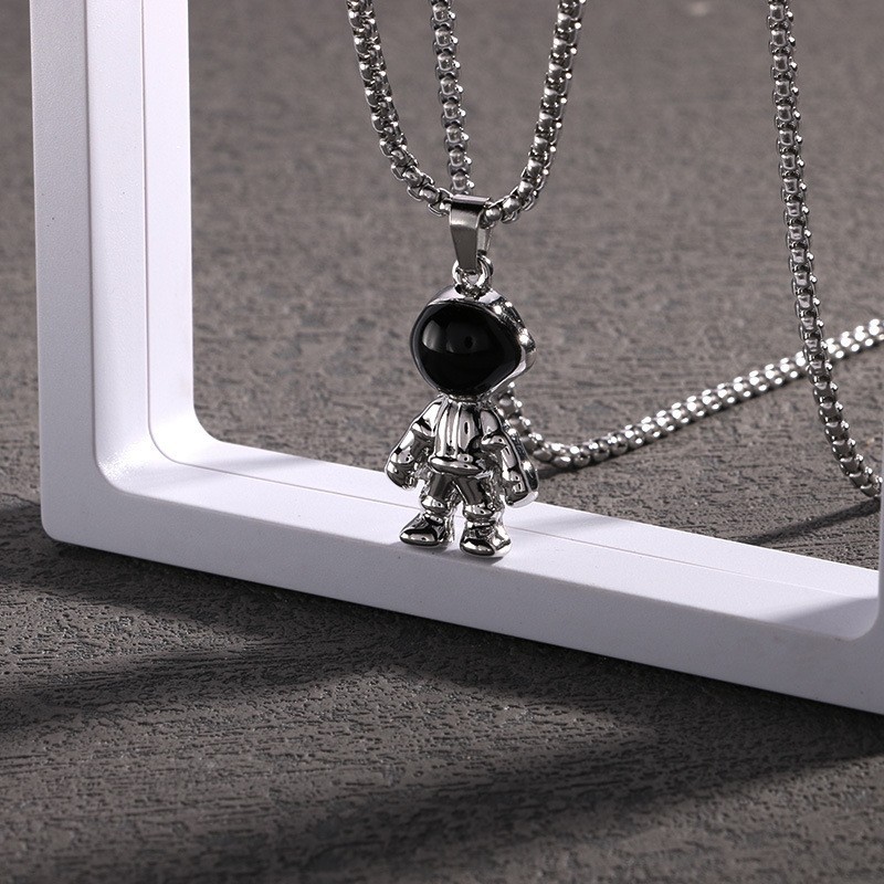 New Versatile, Stylish and Unique Sweater Chain Couple Accessories: Niche Men’s Necklace and Women’s Titanium Steel Jewellery