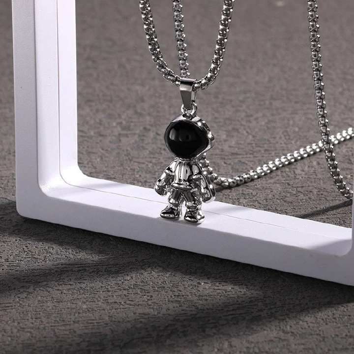 New Versatile, Stylish and Unique Sweater Chain Couple Accessories: Niche Men’s Necklace and Women’s Titanium Steel Jewellery