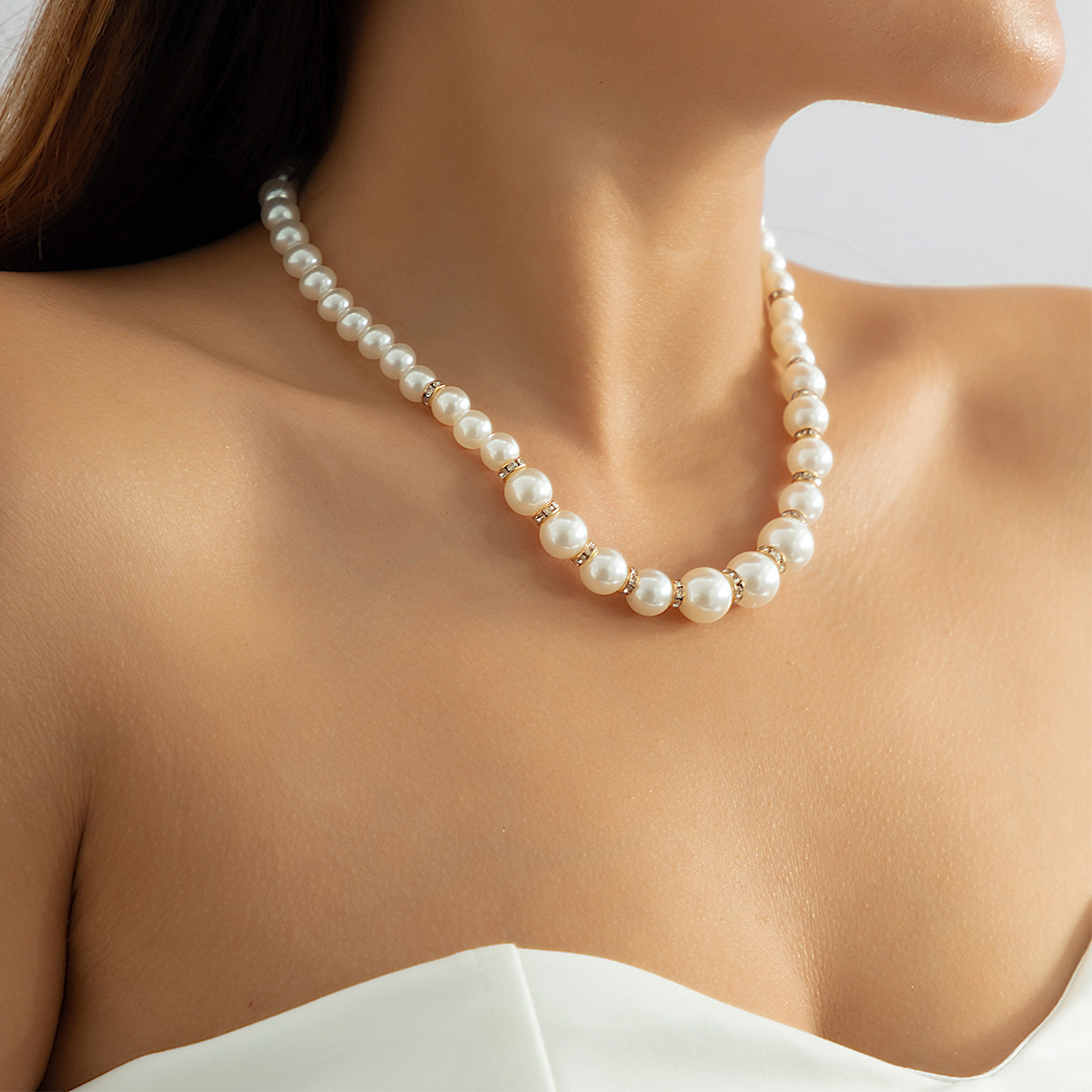 Minimalist French-style faux pearl choker necklace with a sweet yet edgy, niche heart-shaped pendant