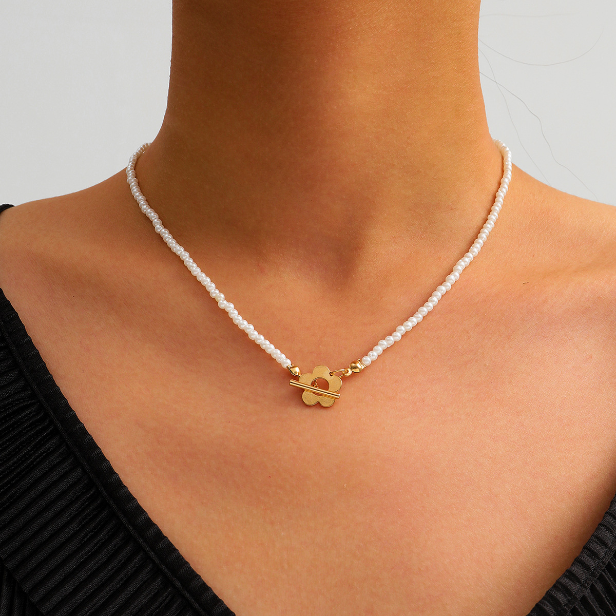 Minimalist French-style faux pearl choker necklace with a sweet yet edgy, niche heart-shaped pendant