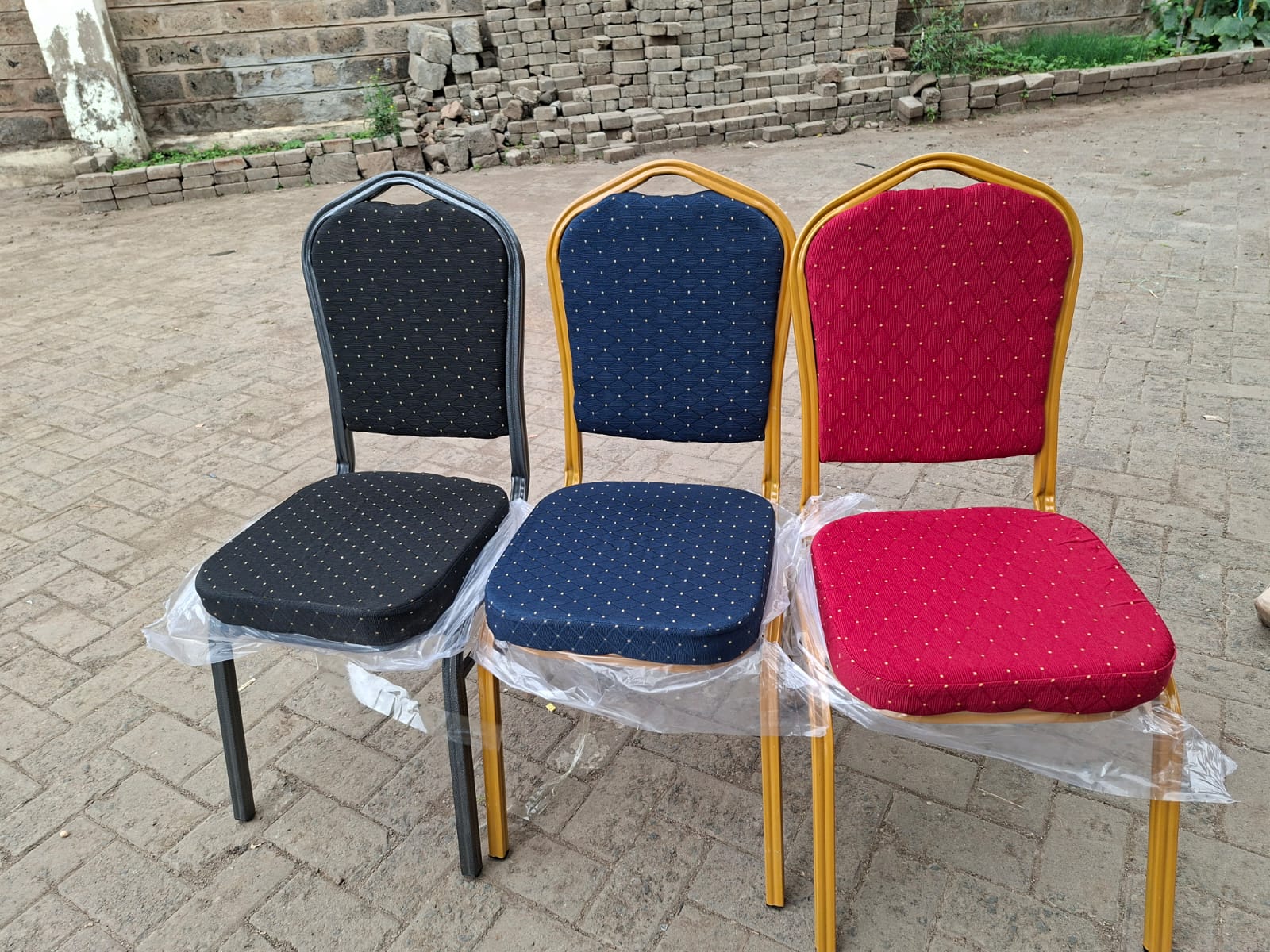 ON STOCK💃💃Executive Conference Chair – Office Visitor Chair with Comfortable Cushioned Seating🍂Create a professional and comfortable office environment with this executive conference chair designed