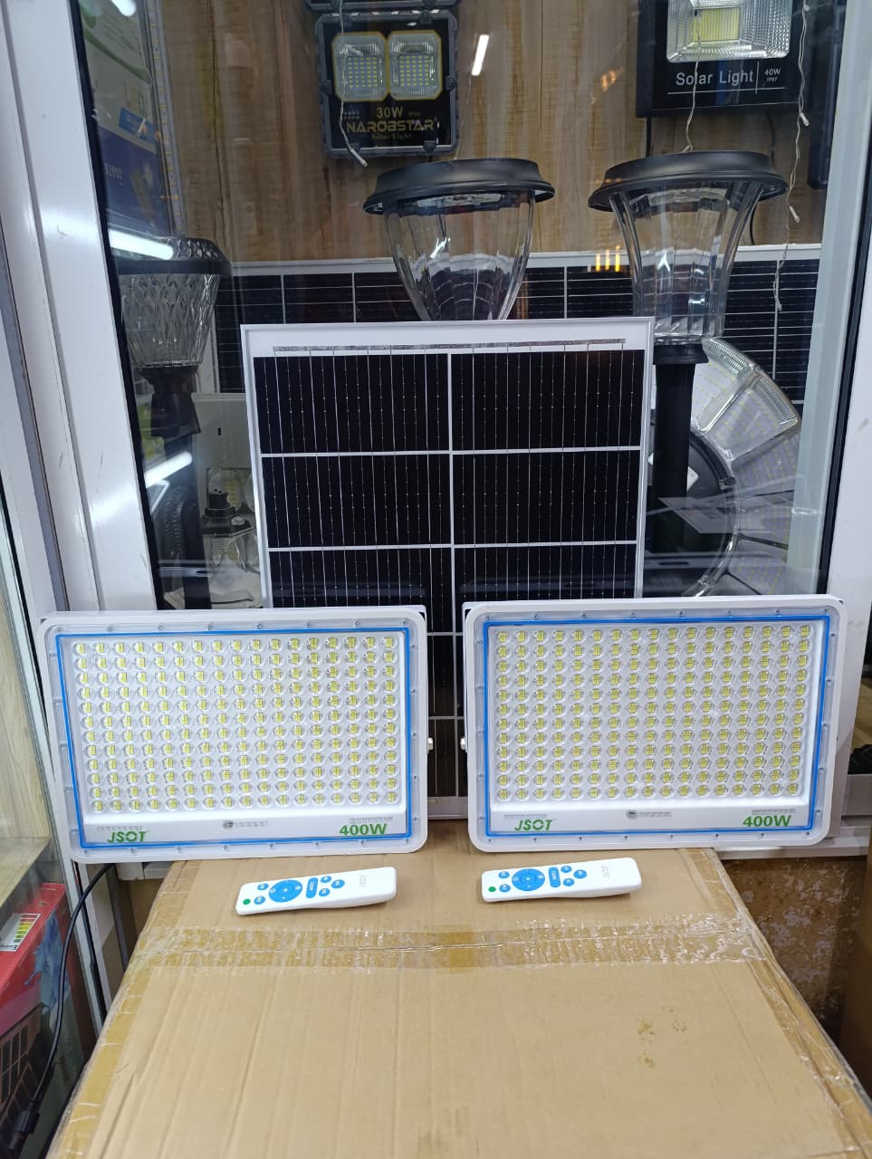 🎇2in1 400W+400W Solar Floodlights with Warning Lights +Remote+1 All weather Solar panel 🎇automatically turn on at dusk and automatically turn off at dawn.