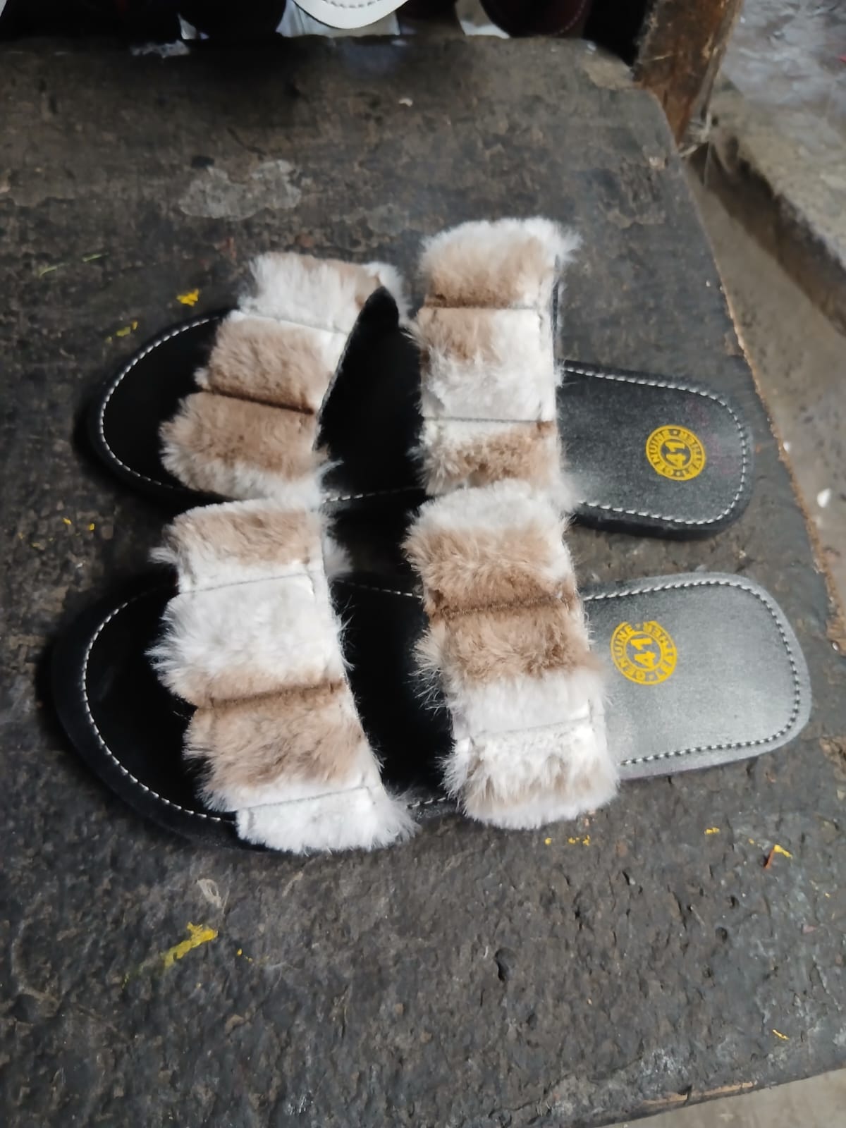 High Quality Women’s Fluffy Fur Flat Sandals – Soft Comfortable Open Toe Double Strap Slip-On Casual Slippers, Beige & White