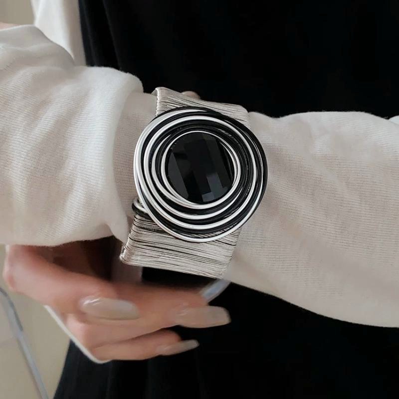 European and American wind heavy industry coil winding open bracelet, women's fashion design, light luxury temperament bracelet, punk arm ring bracelet, bracelet accessories