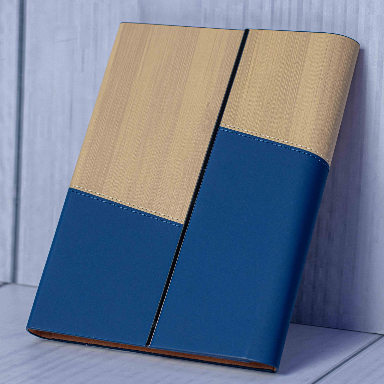 📒 Premium B5 2-tone notebook with stylish dual-color cover ✨ Ideal for school, office, journaling, and daily writing 🎁 Includes surprise free gift