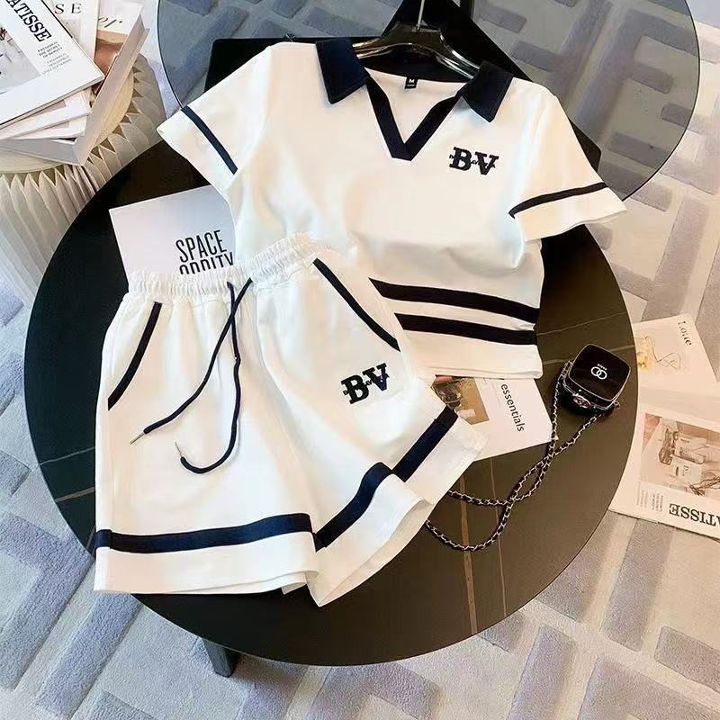 Two-piece summer new sports set for women: stylish Korean-style, loose-fitting, youthful, high-end casual shorts and short-sleeved top women's clothing.