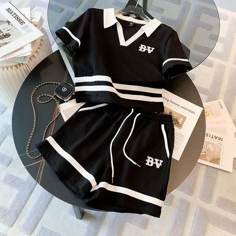 Two-piece summer new sports set for women: stylish Korean-style, loose-fitting, youthful, high-end casual shorts and short-sleeved top women's clothing.