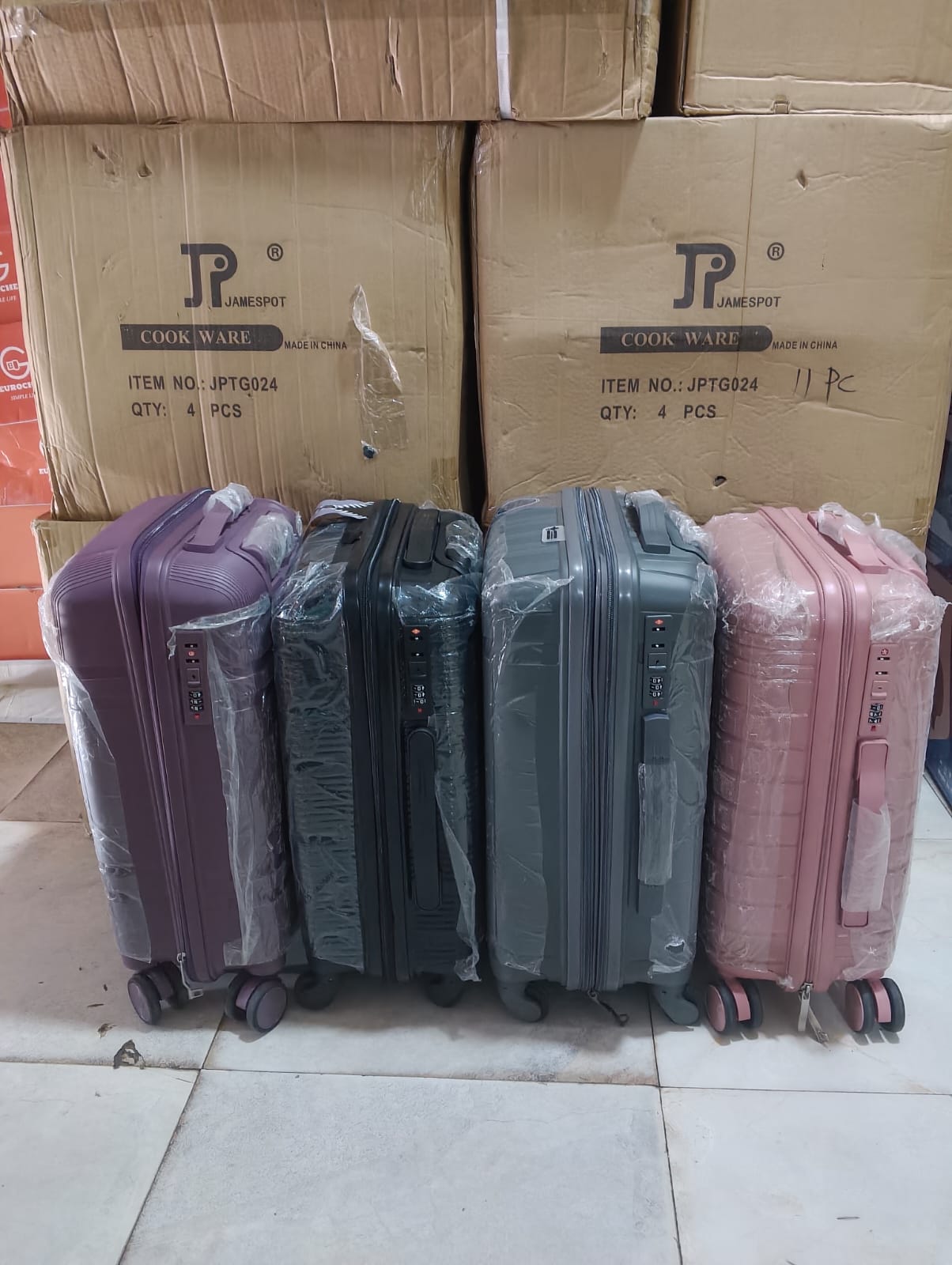 Small Luxurious Rubber Suitcase 🧳✨ | Premium Travel Briefcase Bag 💼 | Lightweight & Durable 💪 | Scratch Resistant 🛡️ | Secure Zipper Closure 🔒 | Stylish Cabin Travel Luggage ✈️