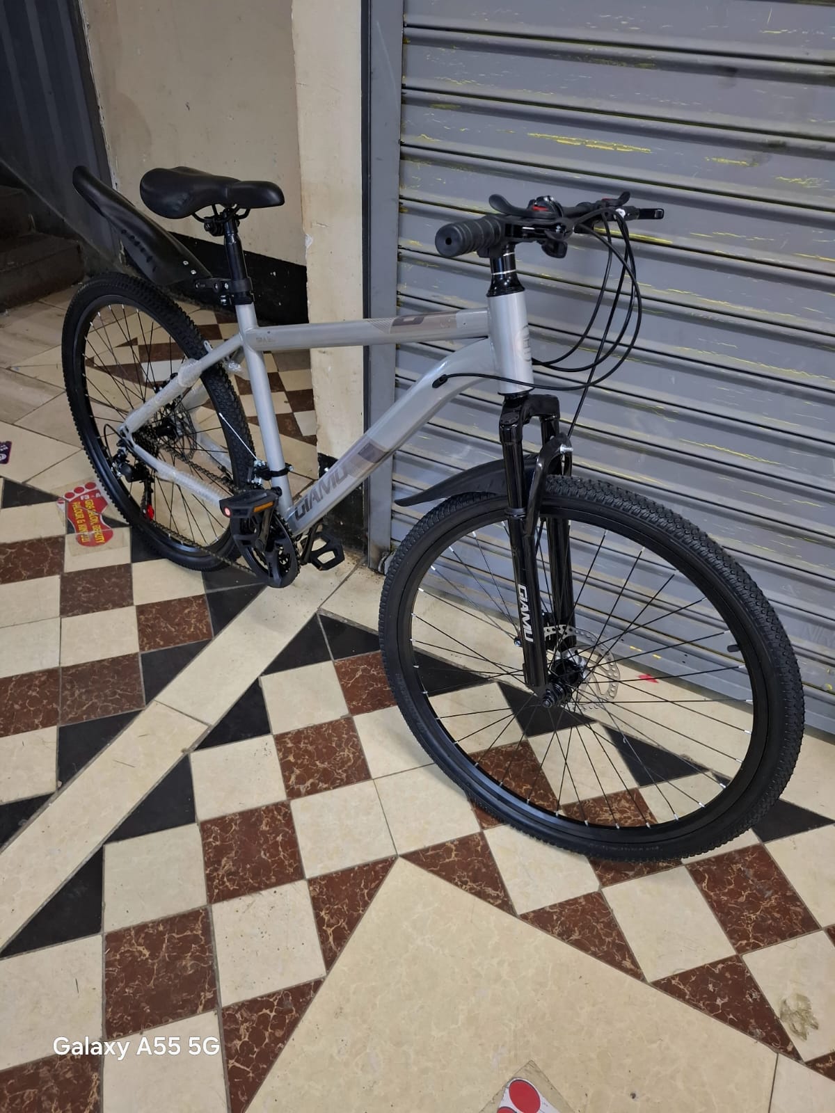 26 Inch Mountain Bike with Front Suspension Multi Speed Gear System Disc Brakes All Terrain Tyres Steel Frame for Teens Adults Outdoor Cycling