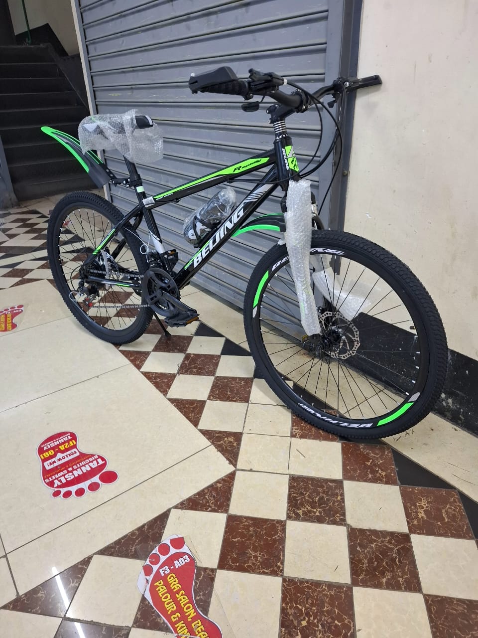 26 Inch Bike for Teens Adults with Disc Brakes 21 Speed Gear Mountain Bicycle Strong Frame Outdoor Cycling Sports Fitness Commuting Adventure Riding