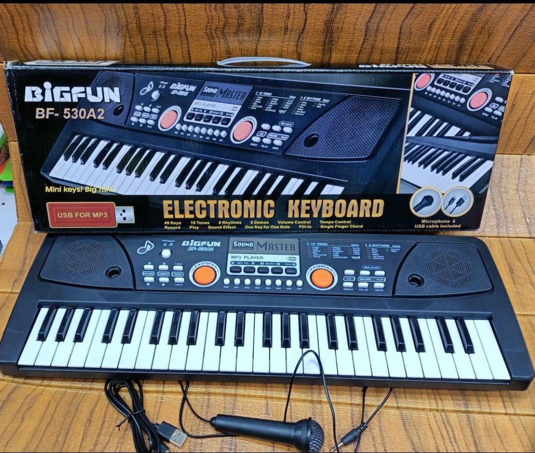 61 Keys Electronic Keyboard Piano – Portable Digital Music Keyboard with Mic, Stand & Built-in Sounds for Beginners & Kids