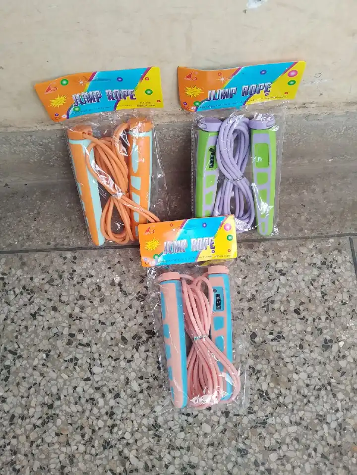 Plastic Skipping Rope with Digital Counter Adjustable Length Jump Rope Fitness Exercise Rope with Ergonomic Handles Calorie & Rep Tracking Workout Training Equipment