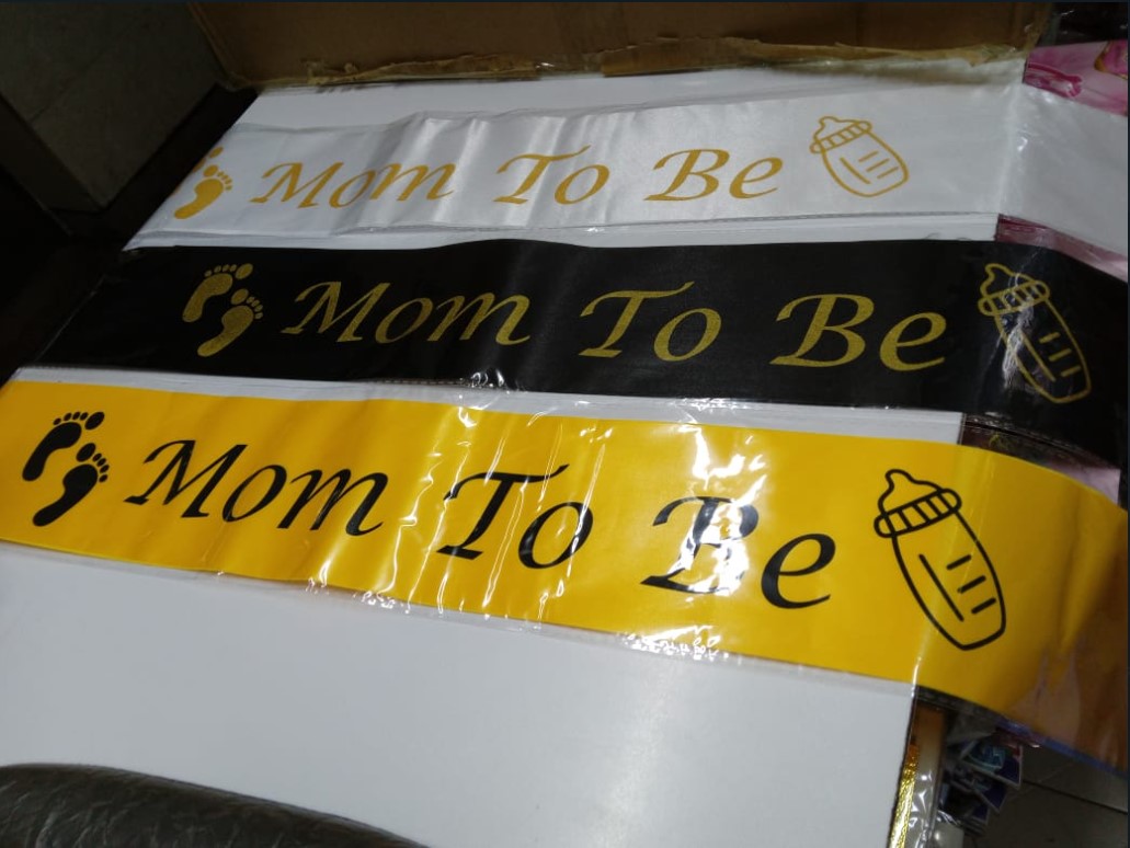 Mom To Be Sash Cotton Baby Shower Sash White Black & Gold Pregnancy Celebration Party Sash for Baby Shower Decoration Adjustable Maternity Event Accessory for Expectant Mother Photoshoot