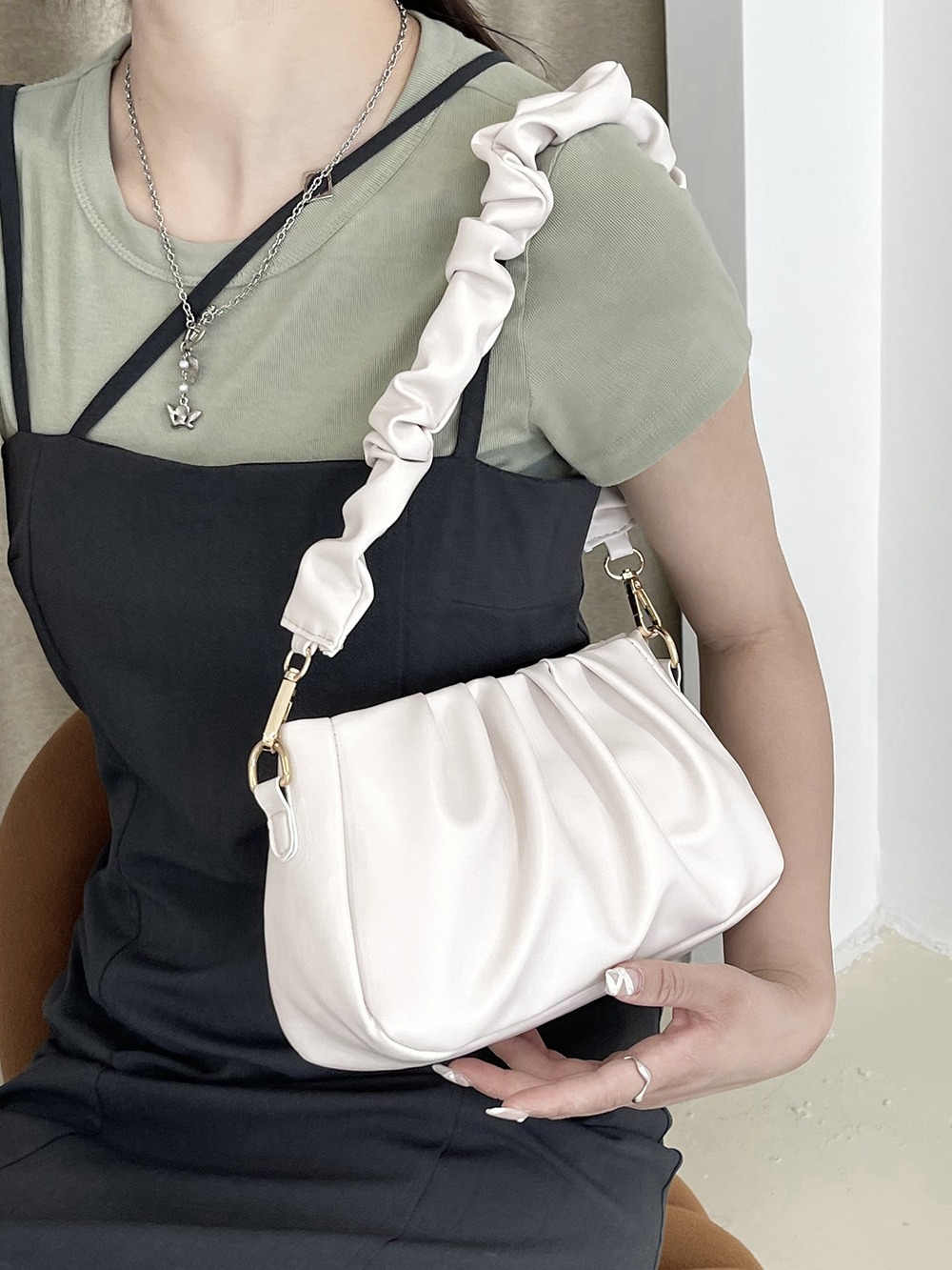 Women's PU Leather Ruched Underarm Bag, Fashion Cloud Shoulder Handbag, Black/White, Large Capacity Non-Adjustable Strap