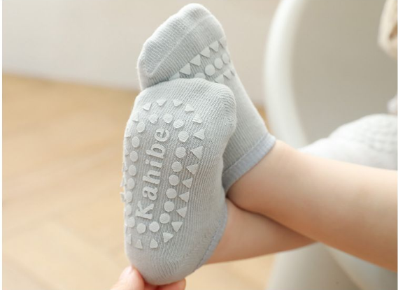 4pcs Non-Slip Baby Knee Pads & Socks Set – 2 Knee Protectors + 2 Anti-Slip Socks, Soft Cushioned for Crawling & Walking, Breathable & Comfy for 0-1 Year, Ideal for Home, Carpet & Outdoor Play