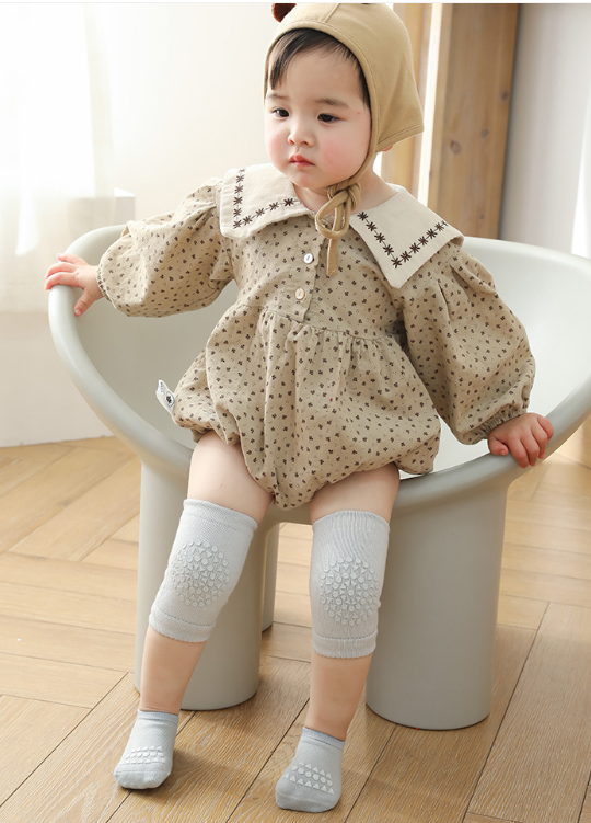 4pcs Non-Slip Baby Knee Pads & Socks Set – 2 Knee Protectors + 2 Anti-Slip Socks, Soft Cushioned for Crawling & Walking, Breathable & Comfy for 0-1 Year, Ideal for Home, Carpet & Outdoor Play