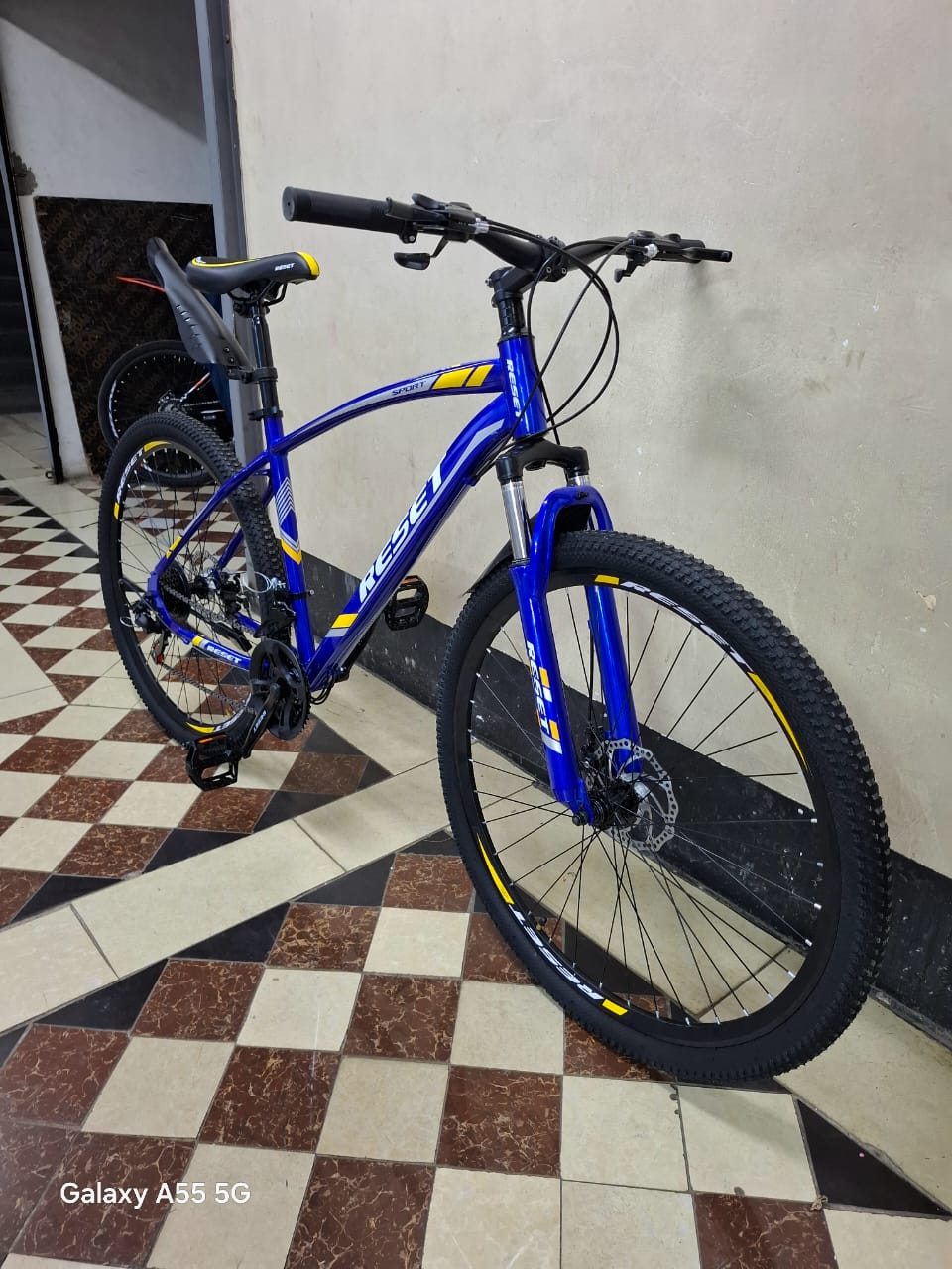 26 Inch Mountain Bike 21 Speed Gear Adults Taller Riders Front Suspension Disc Brakes MTB Tyres Adjustable Saddle Mudguards Strong Frame Outdoor Cycling
