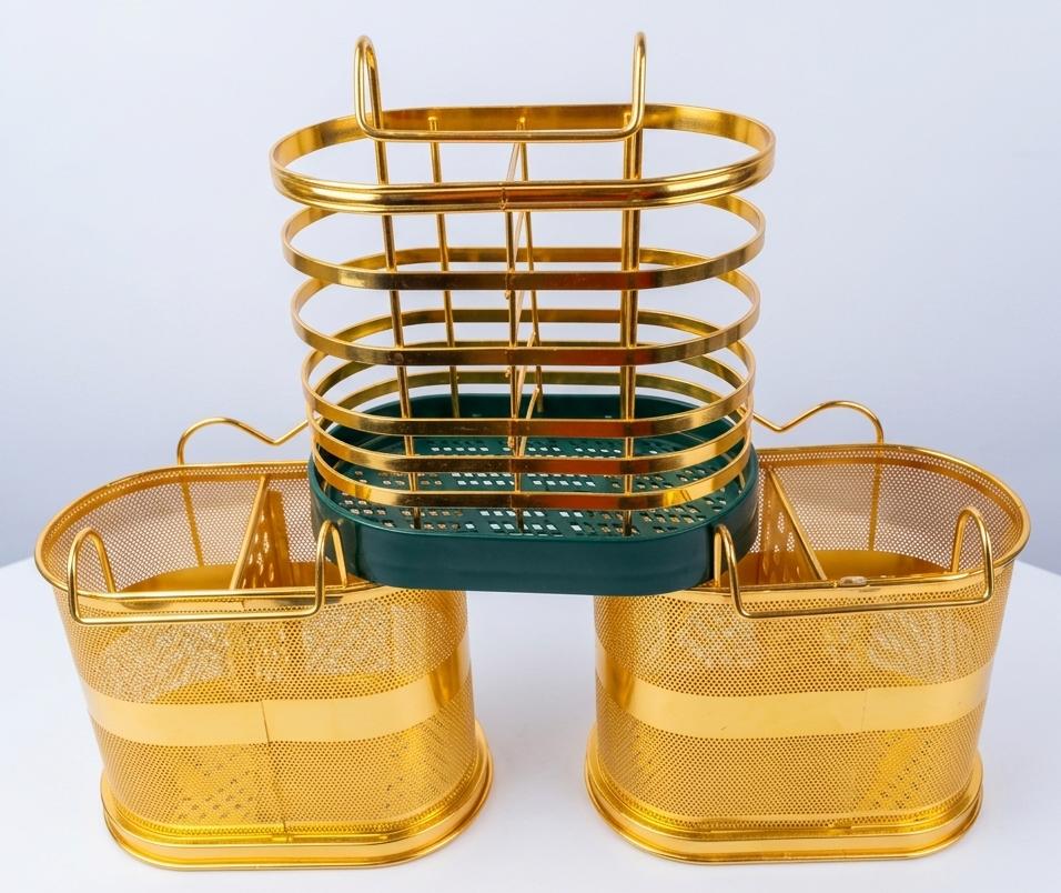 🍴 Classy Gold Spoon Holder – Elegant Kitchen Cutlery Organizer & Drain Basket Upgrade your kitchen with this Classy Gold Spoon Holder, designed to keep your spoons, forks, knives, chopsticks, and co