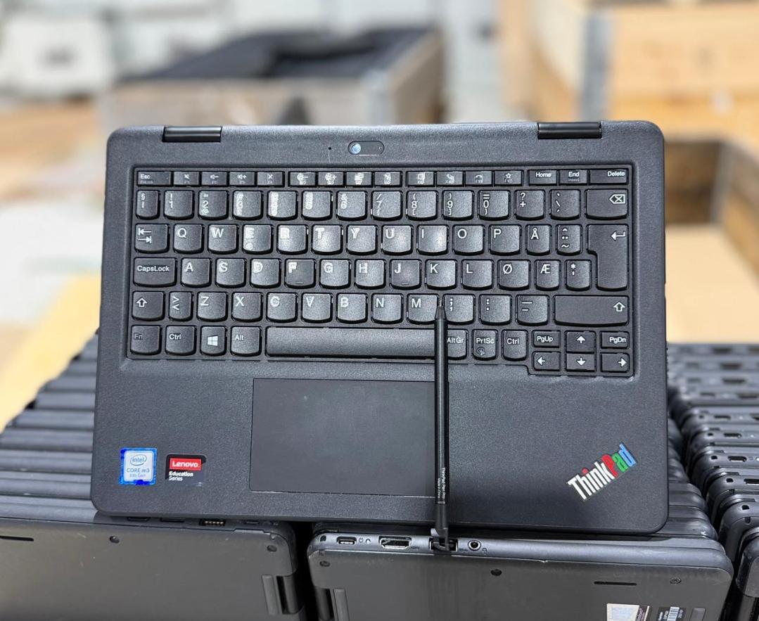 Ex-uk Lenovo Yoga Thinkpad 11e Intel Core i5 8Gb Ram 256Gb Ssd 8th Generation Touchscreen x360 with a Stylus pen ,free Earpods