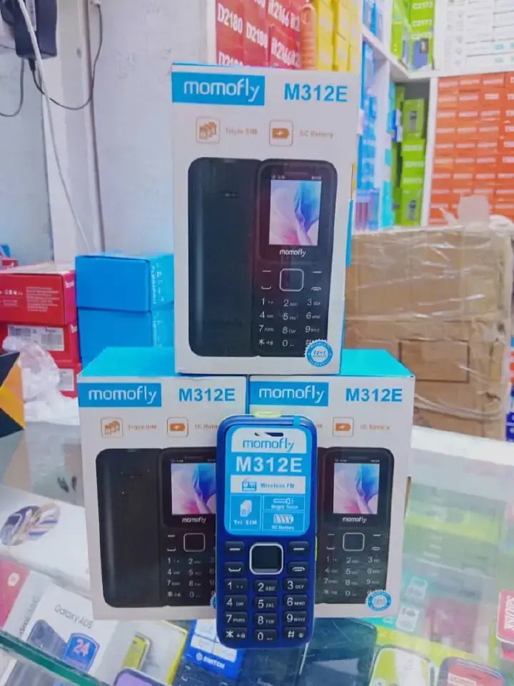 [NEW ARRIVAL] MOMOFLY M312E SCREEN 1.77’’ TRIPLE SIM 3 SM CARD SLOTS WIRELESS FM TORCH LIGHT 5C BATTERY KABAMBE MULIKA MWIZI KATULULU/BUTTON MOBILE PHONE ON OFFER(PLUS SMARTWATCH)