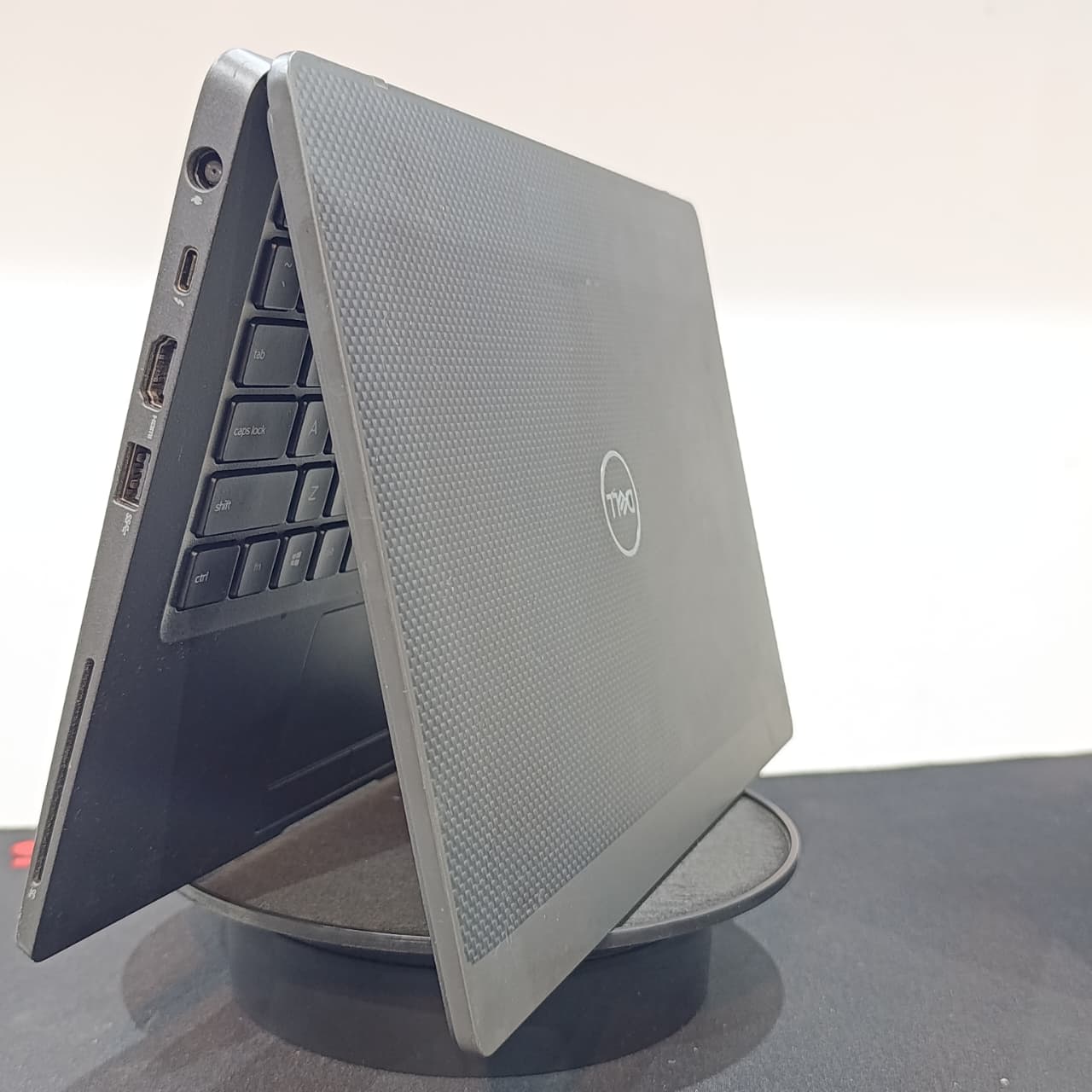 Dell Latitude 7300 - 13.3", Intel Core i7 8th Gen, 8 GB RAM, 256 GB SSD - 13.3 inches TOUCHSCREEN

Processor: Intel Core i7 8th Generation - quad-core with turbo boost up to ~4.8 GHz,