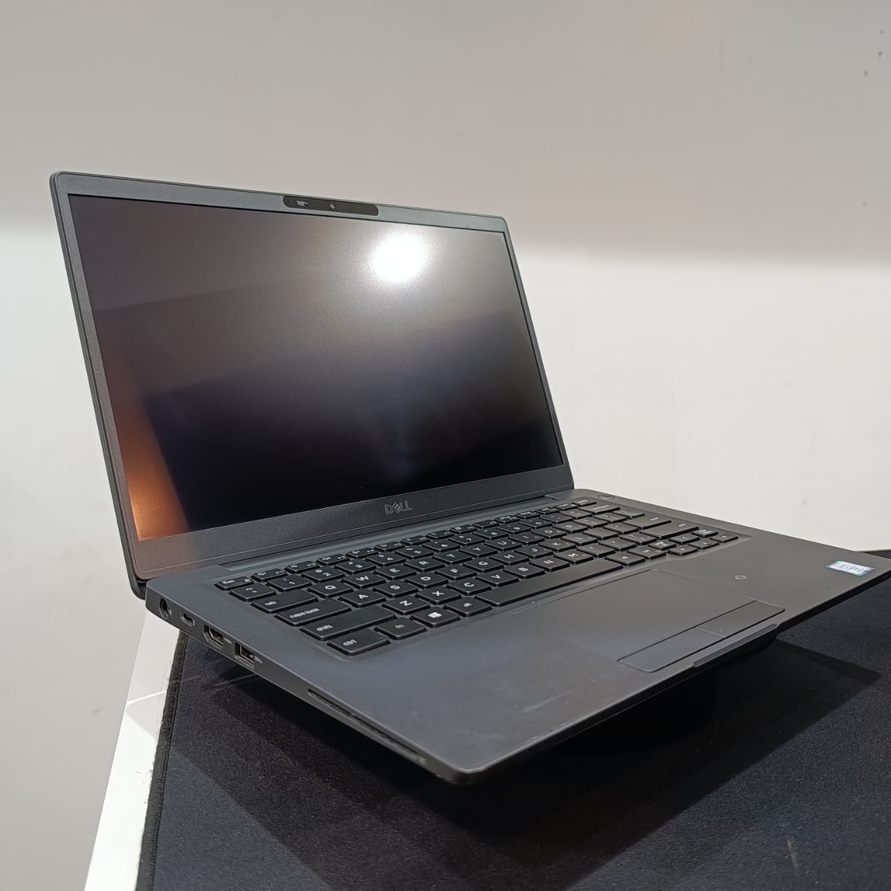 Dell Latitude 7300 - 13.3", Intel Core i7 8th Gen, 8 GB RAM, 256 GB SSD - 13.3 inches TOUCHSCREEN

Processor: Intel Core i7 8th Generation - quad-core with turbo boost up to ~4.8 GHz,