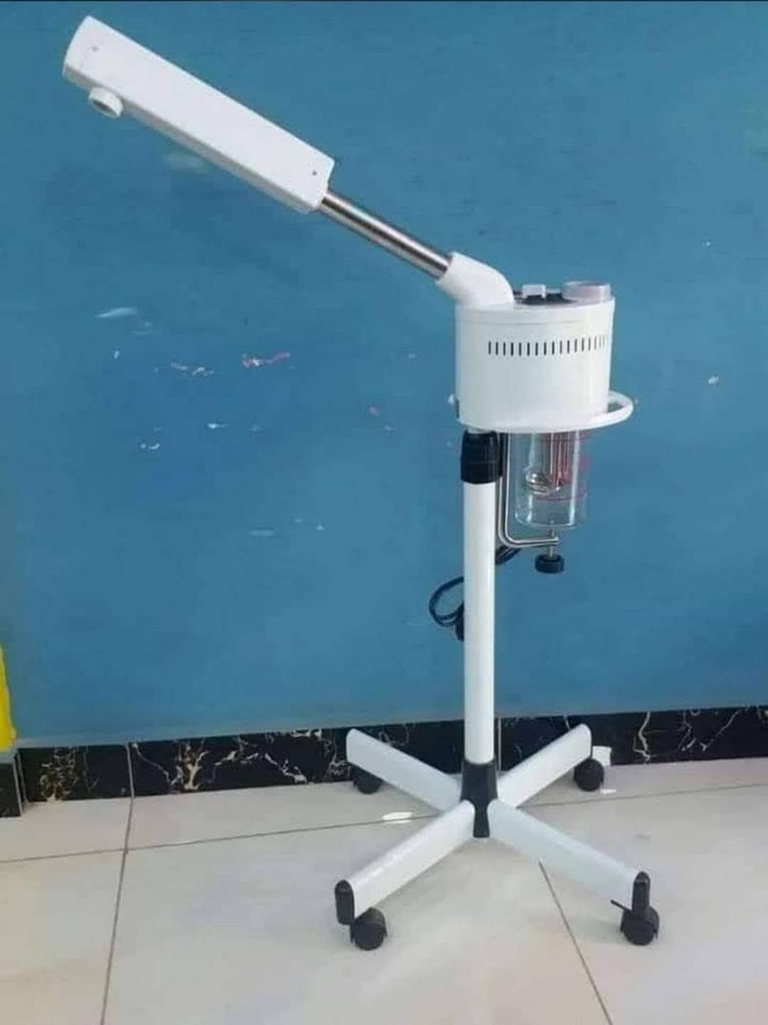 The Hot and Cold Facial Steamer is a professional skincare machine designed to give your skin a complete deep-cleansing and refreshing treatment.

It features hot steam function that opens up pores, s
