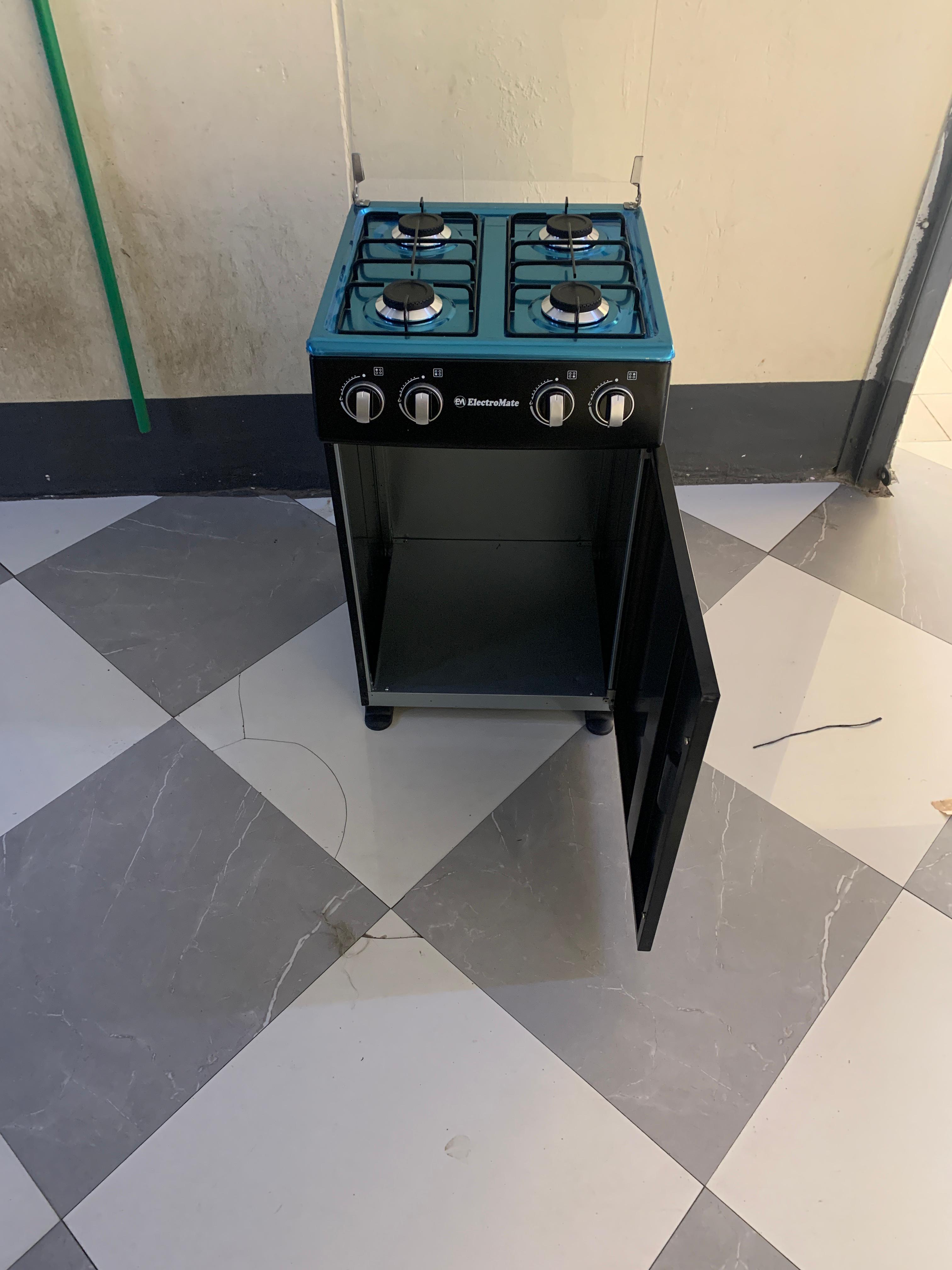 Electromate 50×55 Full Gas Standing Cooker with Gas Compartment is a compact yet powerful kitchen appliance designed for efficient everyday cooking.

It features a 4-burner full gas system, giving