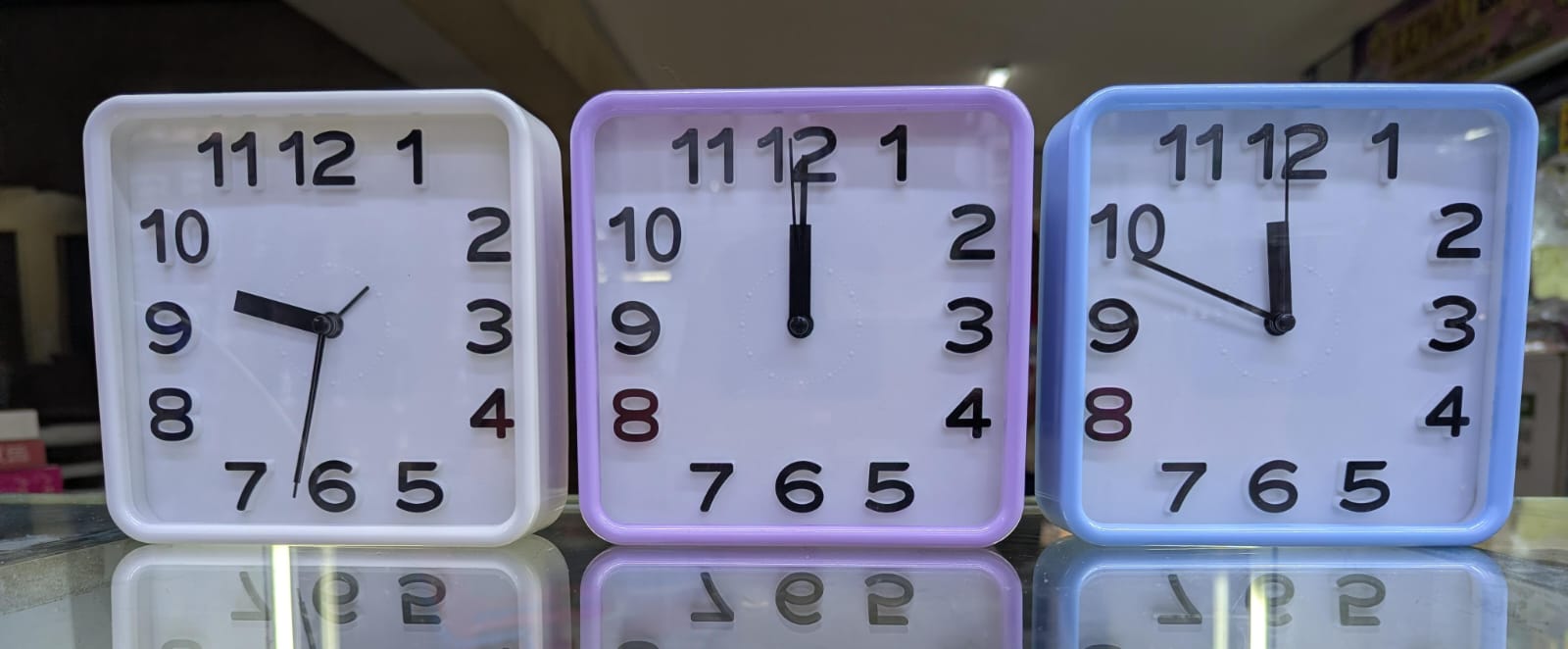 Square Analog Alarm Clock Silent Quartz Bedside Table Clock Loud Alarm Compact Desk Clock Modern Bedroom Clock Portable Battery Powered Alarm Clock For Home Office Travel