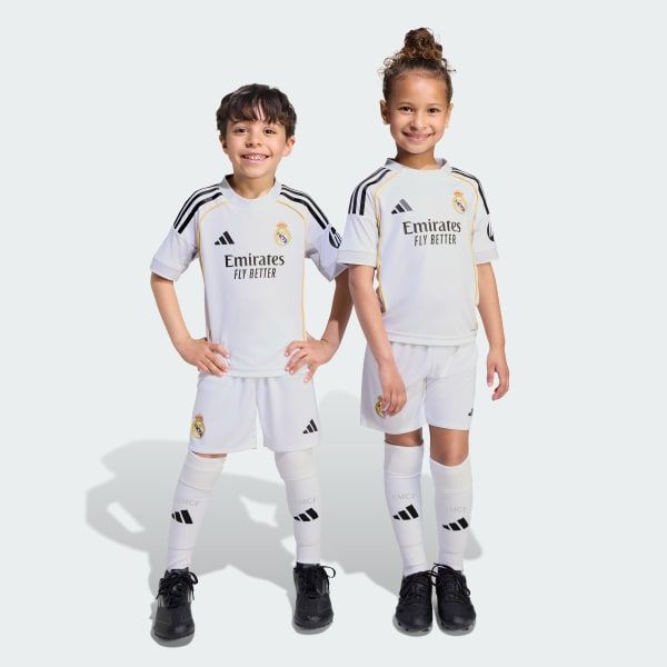 FOOTBALL KID'S KIT. Tired of replacing torn clothes kila wiki juu ya ball? Hii jersey set ndio solution. Super durable, easy kuosha, na inasave mfuko. Wacha mtoi acheze freely bila stress ya budget.