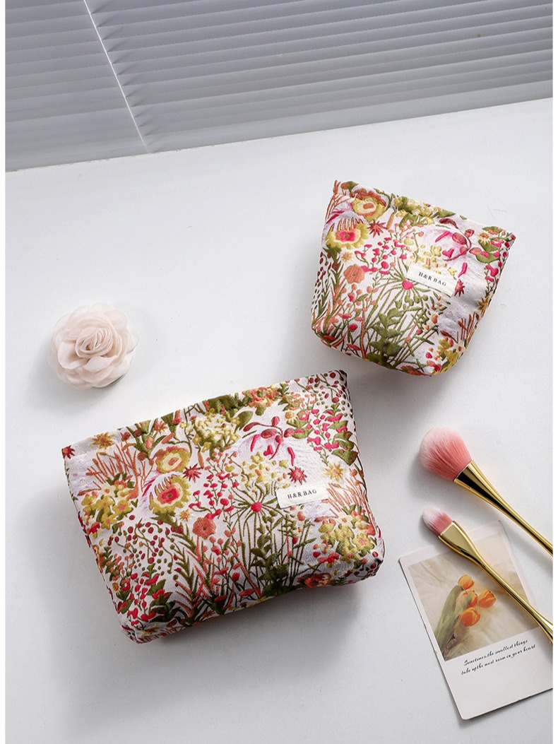 This is a small and unique retro floral jacquard woven cosmetic portable storage bag with a high appearance level. It can be carried around as a toiletry bag or a clutch.