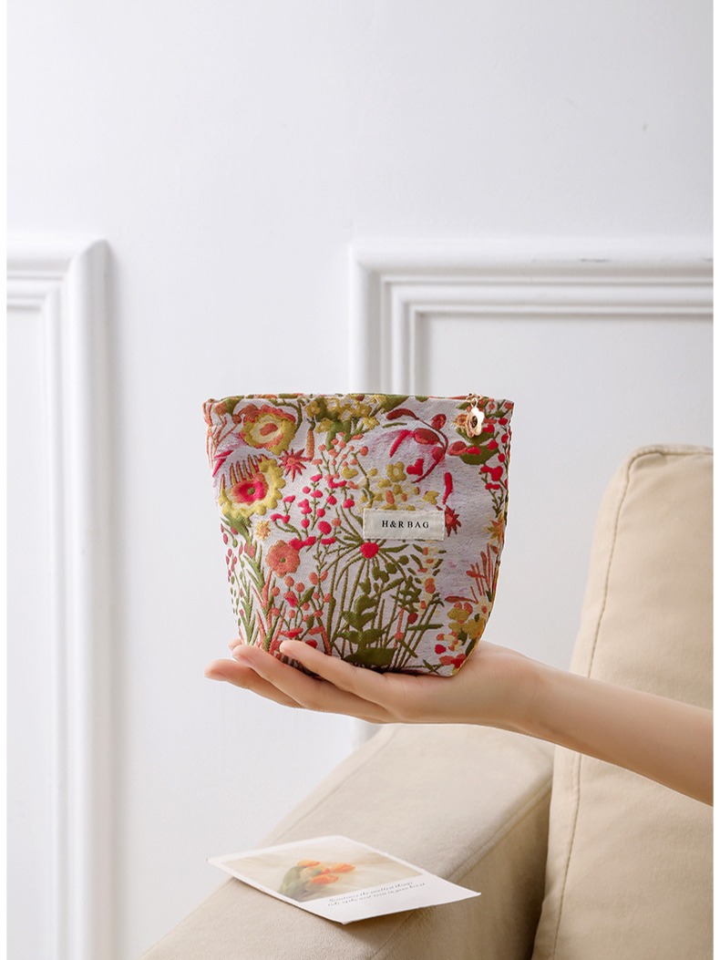 This is a small and unique retro floral jacquard woven cosmetic portable storage bag with a high appearance level. It can be carried around as a toiletry bag or a clutch.