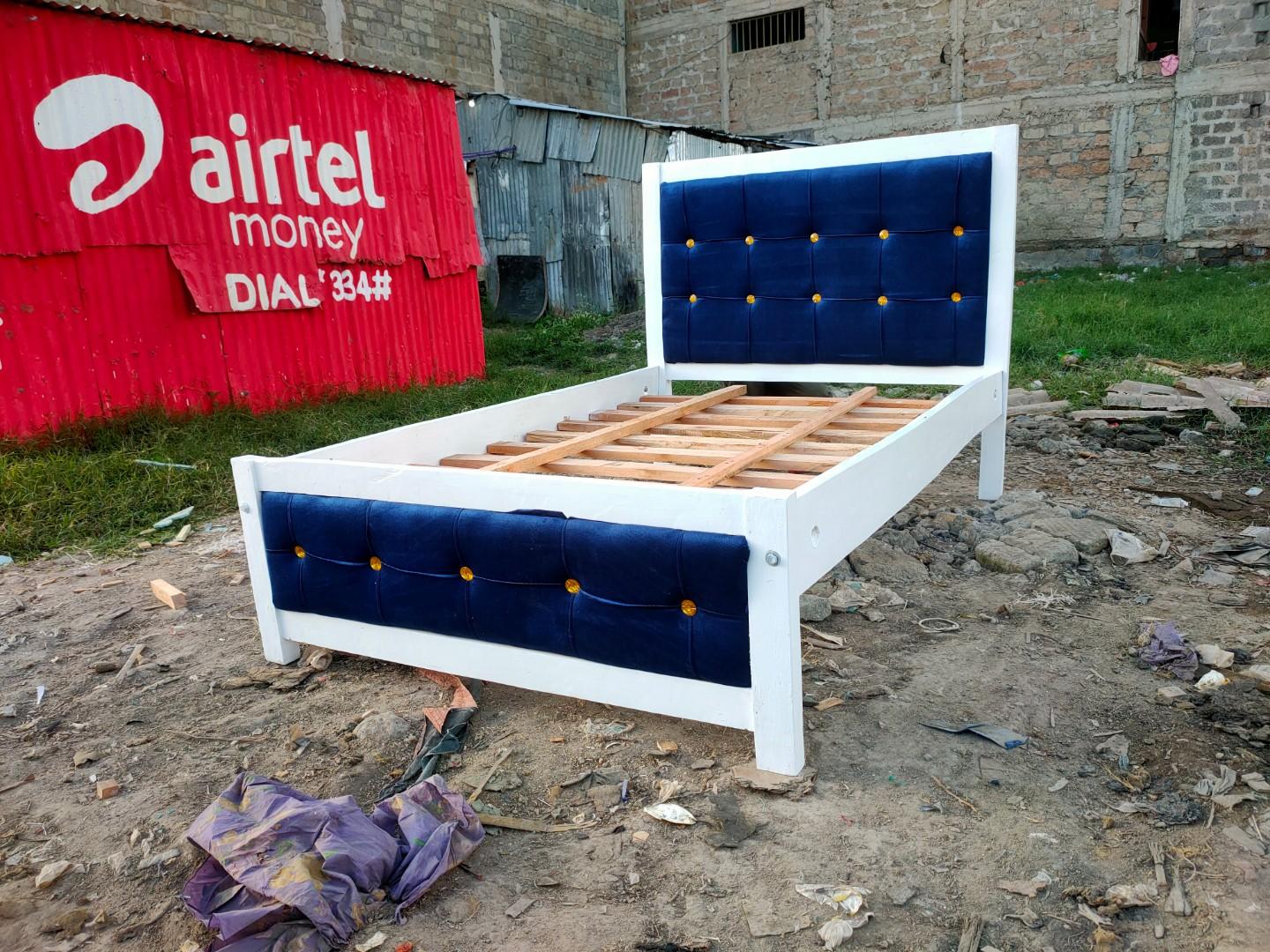 mini chester bed 4 by 6  Bed Frame High Quality Durable Beds Vertical Panel Design with Golden Accents
the bed comes with a free gifts , spanner for fixing and plywood fitted on the falcus