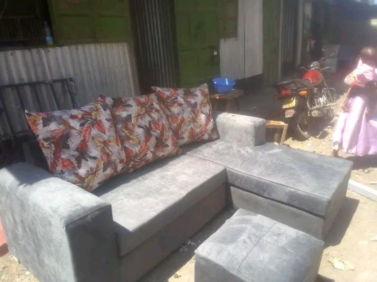 (offer) new classic l seat five seater sofa set. stylish for medium rooms . it is fitted with high quality cushions and fibre for pillows. it has a foot rest