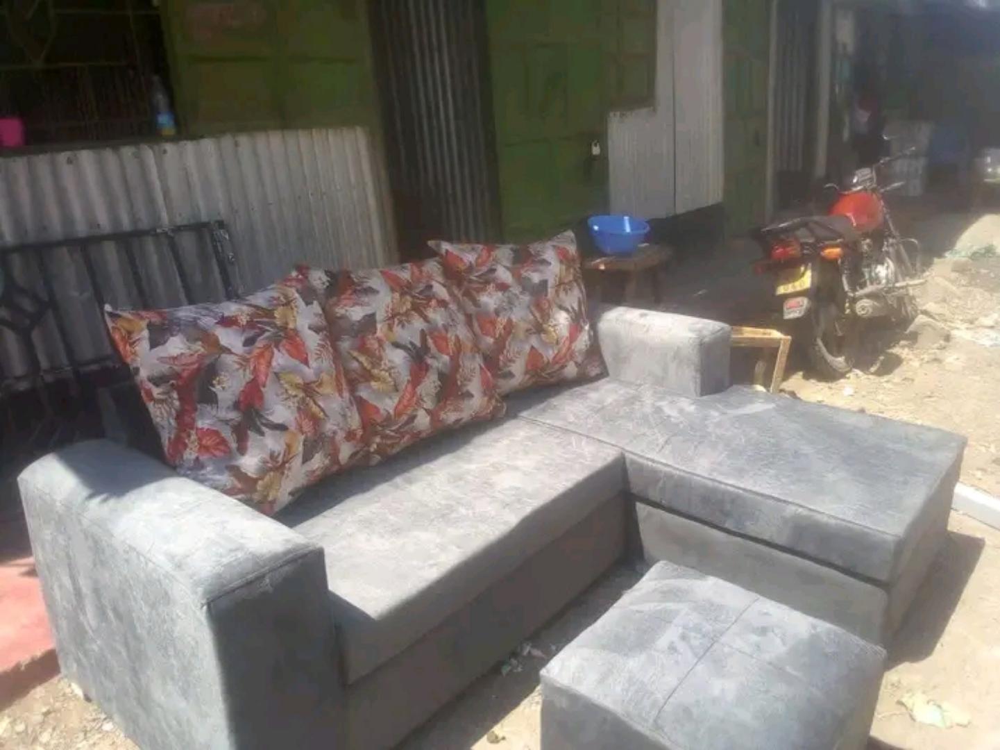 (offer) new classic l seat five seater sofa set. stylish for medium rooms . it is fitted with high quality cushions and fibre for pillows. it has a foot rest
