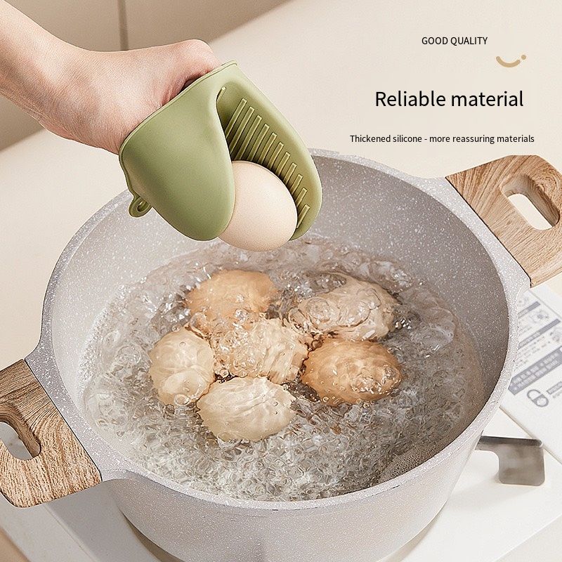 Silicone thickened heat-insulating gloves for kitchen use. Suitable for high-temperature baking ovens, microwave ovens and oven mitts. Also protects handles of pots and pans.