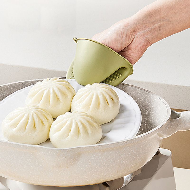 Silicone thickened heat-insulating gloves for kitchen use. Suitable for high-temperature baking ovens, microwave ovens and oven mitts. Also protects handles of pots and pans.