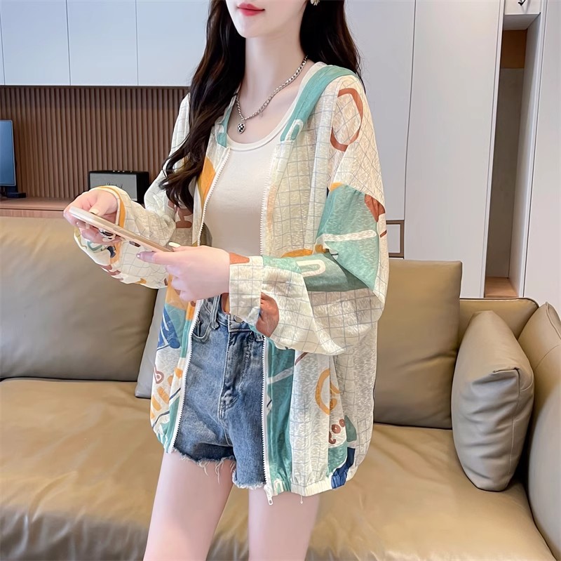 Dopamine colored graffiti sunscreen clothes for women in summer, with a cool and loose fit, slimming effect, and a thin hooded cardigan jacket