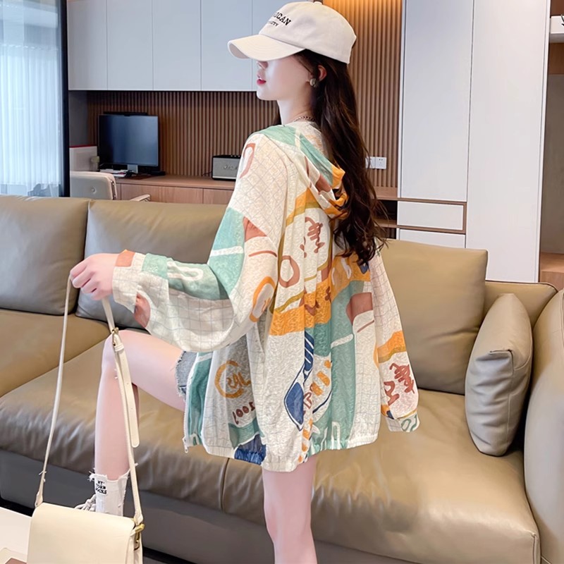 Dopamine colored graffiti sunscreen clothes for women in summer, with a cool and loose fit, slimming effect, and a thin hooded cardigan jacket
