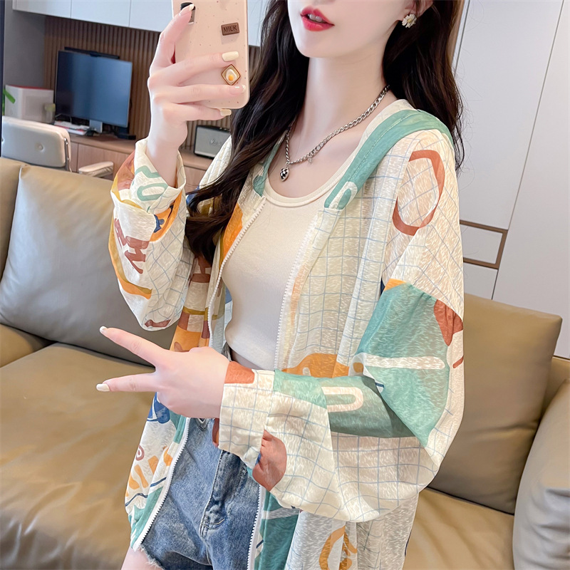 Dopamine colored graffiti sunscreen clothes for women in summer, with a cool and loose fit, slimming effect, and a thin hooded cardigan jacket