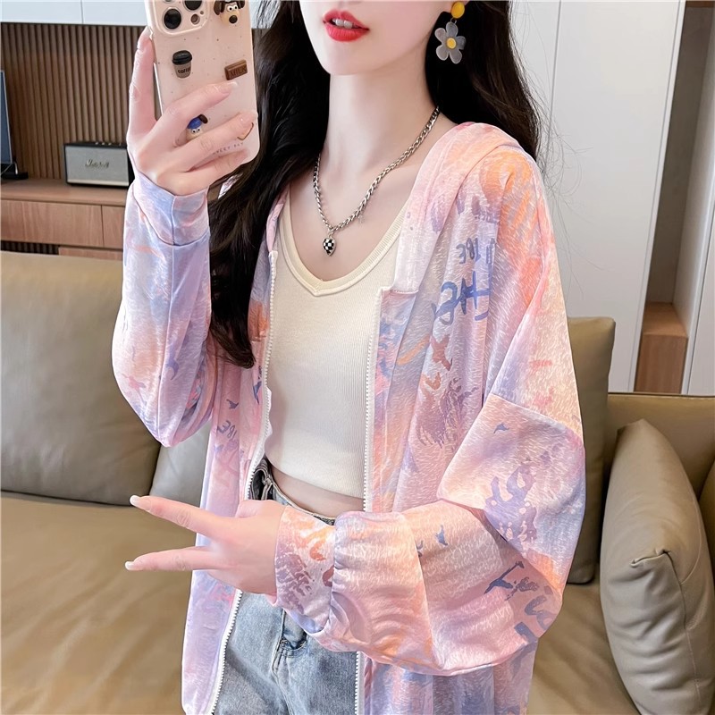 Dopamine colored graffiti sunscreen clothes for women in summer, with a cool and loose fit, slimming effect, and a thin hooded cardigan jacket