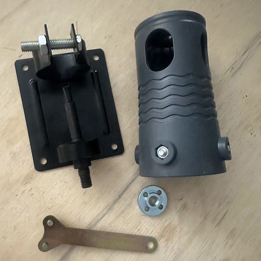 Handheld electric drill modified household small corn thresher for fast threshing of dry corn without damaging the grain. Farmer's labor-saving corn dehulling tool