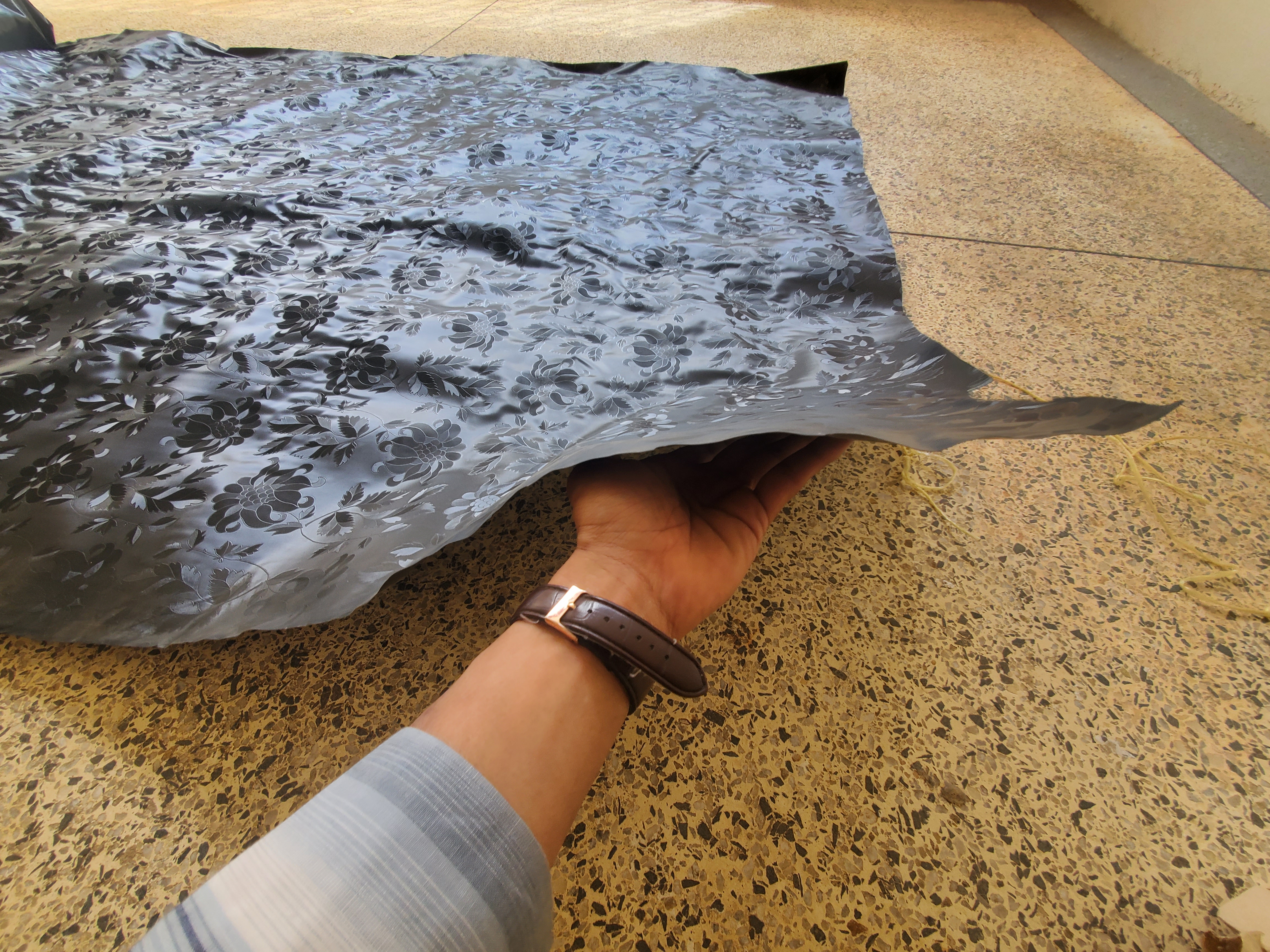 PLASTIC BINDING FLOWER DESIGN FOR BINDING WALL TO WALL CARPETS (STIFF)