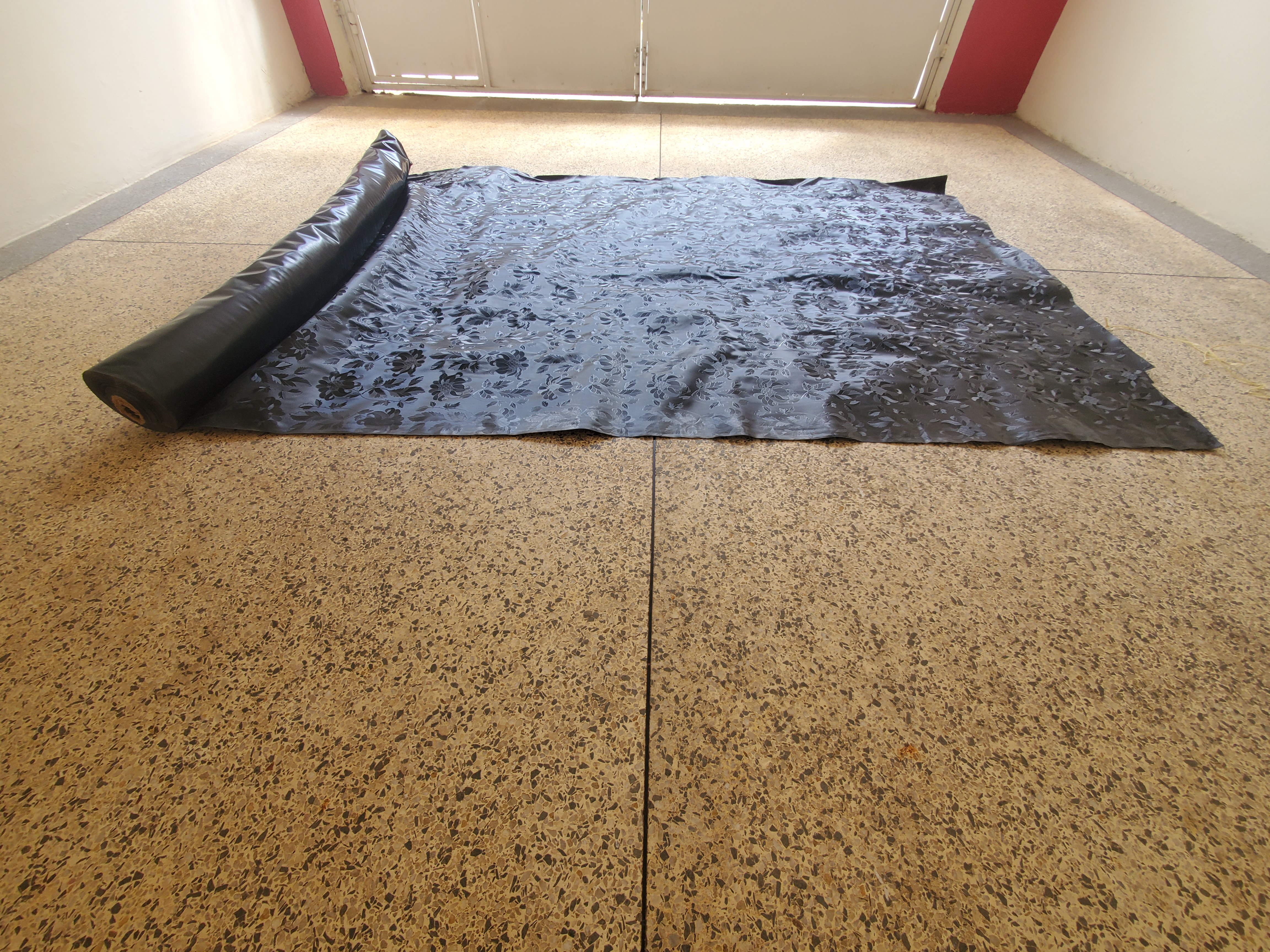 PLASTIC BINDING FLOWER DESIGN FOR BINDING WALL TO WALL CARPETS (STIFF)